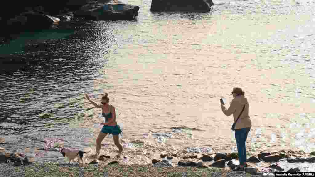 Быстрая фотосессия: девушка намочила в море только ноги