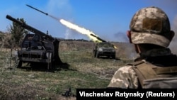 Украинские военнослужащие стреляют из малых реактивных систем залпового огня по позициям армии РФ вблизи линии фронта в Запорожской области, 19 августа 2023 года