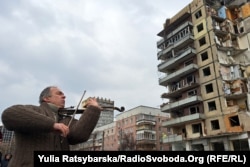 В Днепре на месте ракетного удара по многоэтажке на жилом массиве Победа во время памяти 46 погибших жителей. Февраль 2023 года