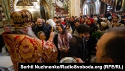 Служба на Пасху УПЦ (МП) в Крестовоздвиженском храме с участием. митрополита Онуфрия. Киев, Украина, 16 апреля 2023 года