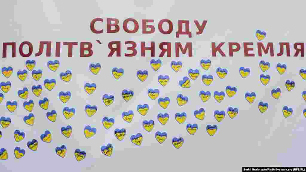 Участники акции писали имена политических заключенных на сердечка в цветах украинского флага