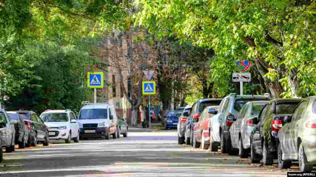 В дневное время улица Фрунзе заставлена автомобилями