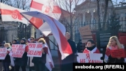 Акция протеста белорусской оппозиции против российского вторжения в Украину. Польша, Варшава, 24 февраля 222 года