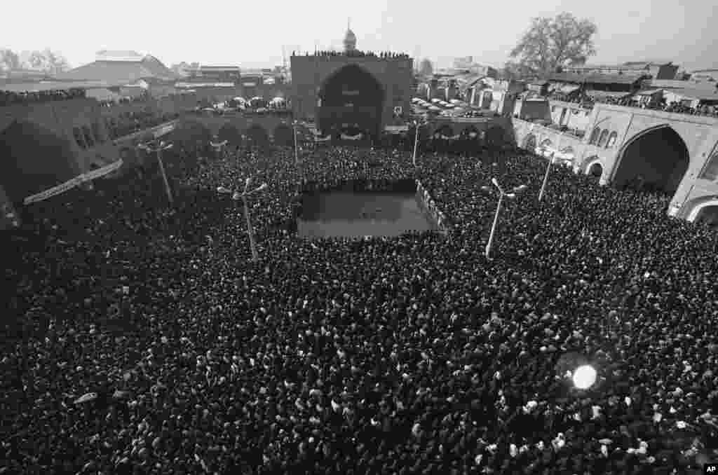 15 yanvar 1979-cu il. Tehranın mərkəzindəki məscidin ətrafına 100 mindən çox adam toplaşıb. Əsgərlər &quot;Yaşasın Xomeyni&quot;, &quot;Şaha ölüm&quot; şüarları səsləndirirlər.