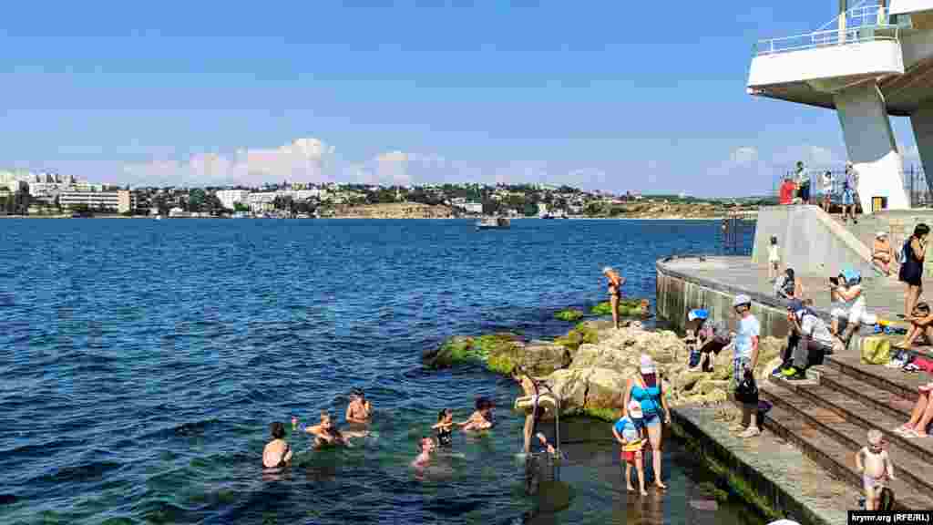 Здесь оборудованы поручни для безопасного входа в воду во время праздника Крещения, но севастопольцы пользуются ими во все времена года