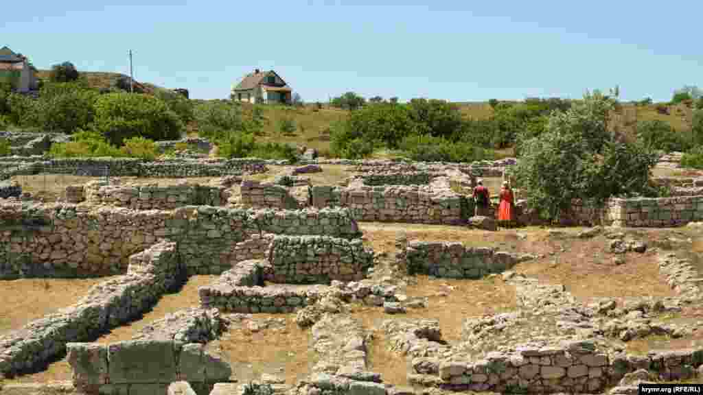 Туристы блуждают в руинах заповедника&nbsp;&laquo;Херсонес Таврический&raquo;