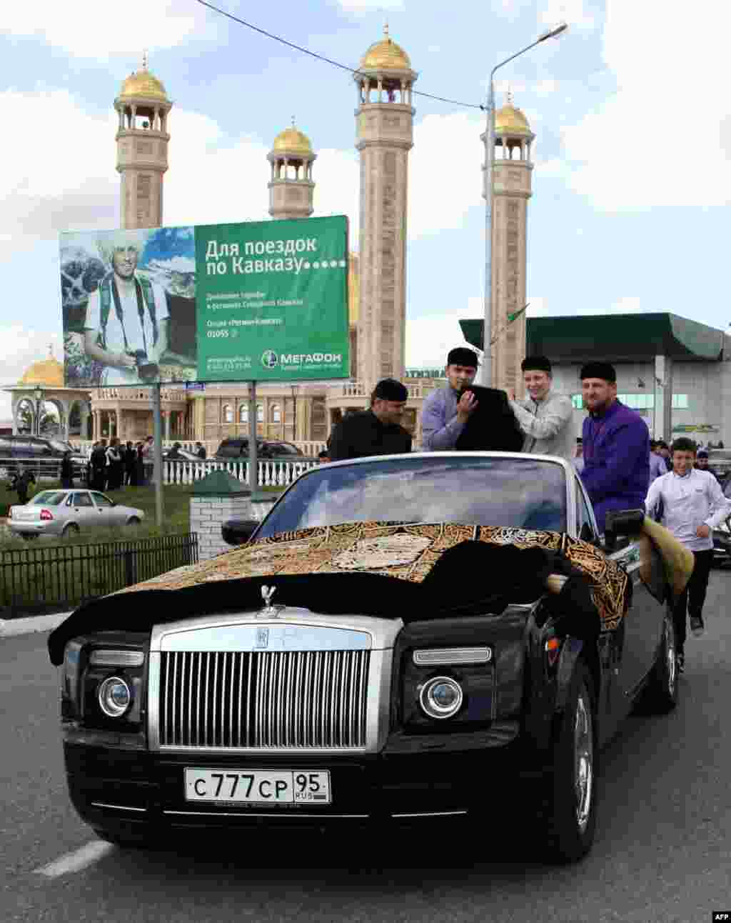 Ke&ccedil;ən il Kdyrov paytaxt Qroznıda Rolls-Royce Cabriolet maşınında gəzir.