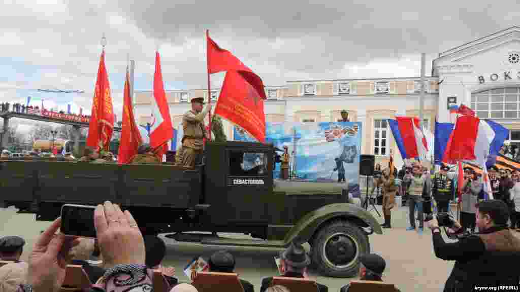 На привокзальной площади разместили старую военную технику. Из динамиков звучат популярные советские песни военных лет