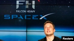 Основатель SpaceX Илон Маск во время пресс-конференции после запуска Falcon Heavy