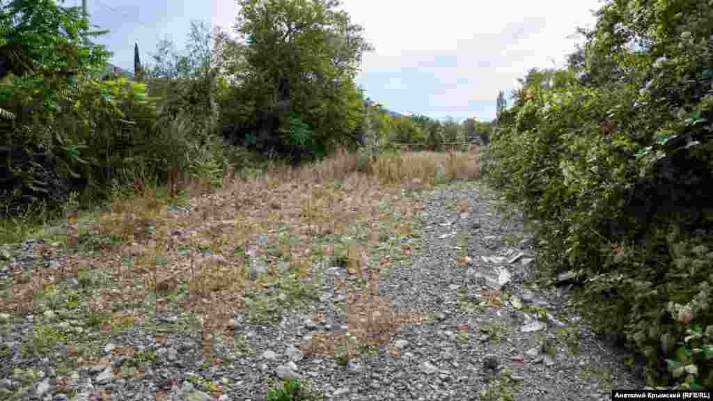 Полностью пересохшее русло реки Ай-Серез, которая пересекает село на всем его протяжении. Особенность Ай-Сереза, длина которого чуть более 9 километров &ndash; селевые потоки