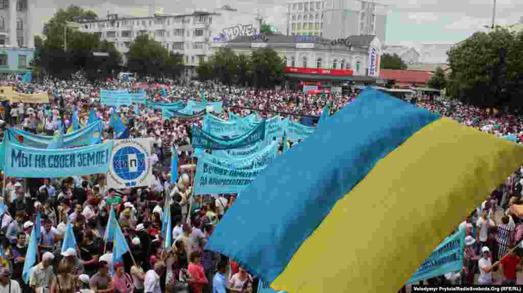 Митинг в День памяти жертв депортации крымскотатарского народа из Крыма на центральной площади Симферополя, 2013 год