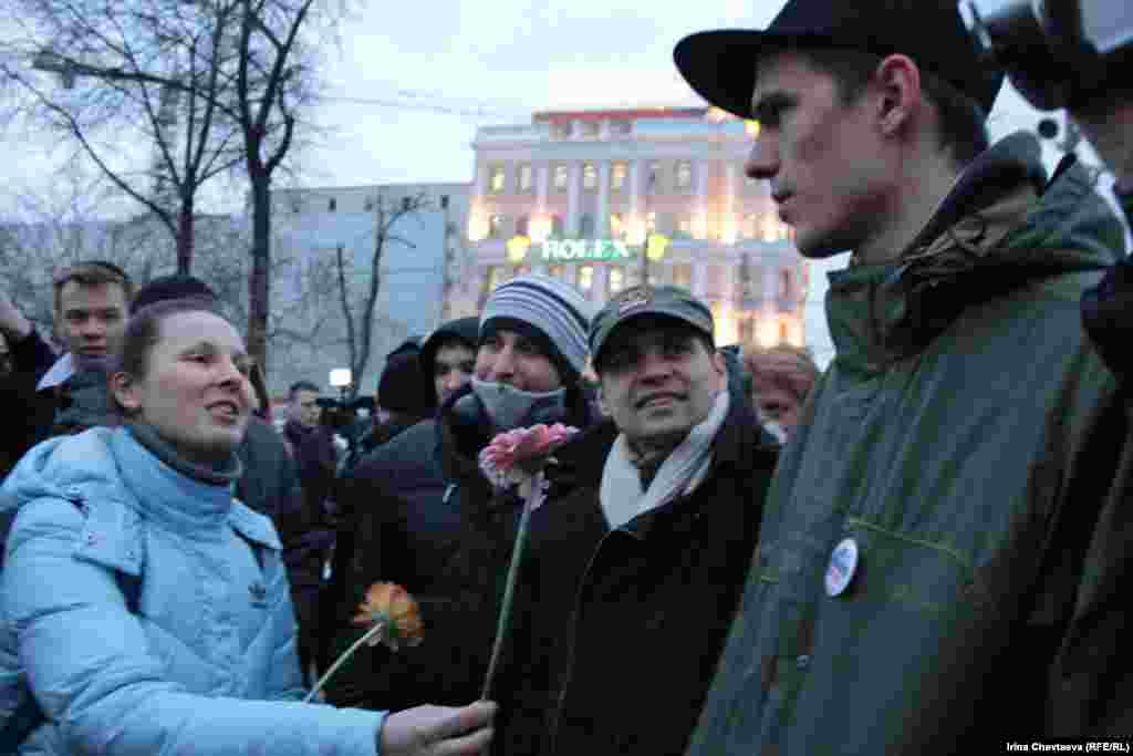 Активисты движения &quot;Наши&quot; дарили всем герберы