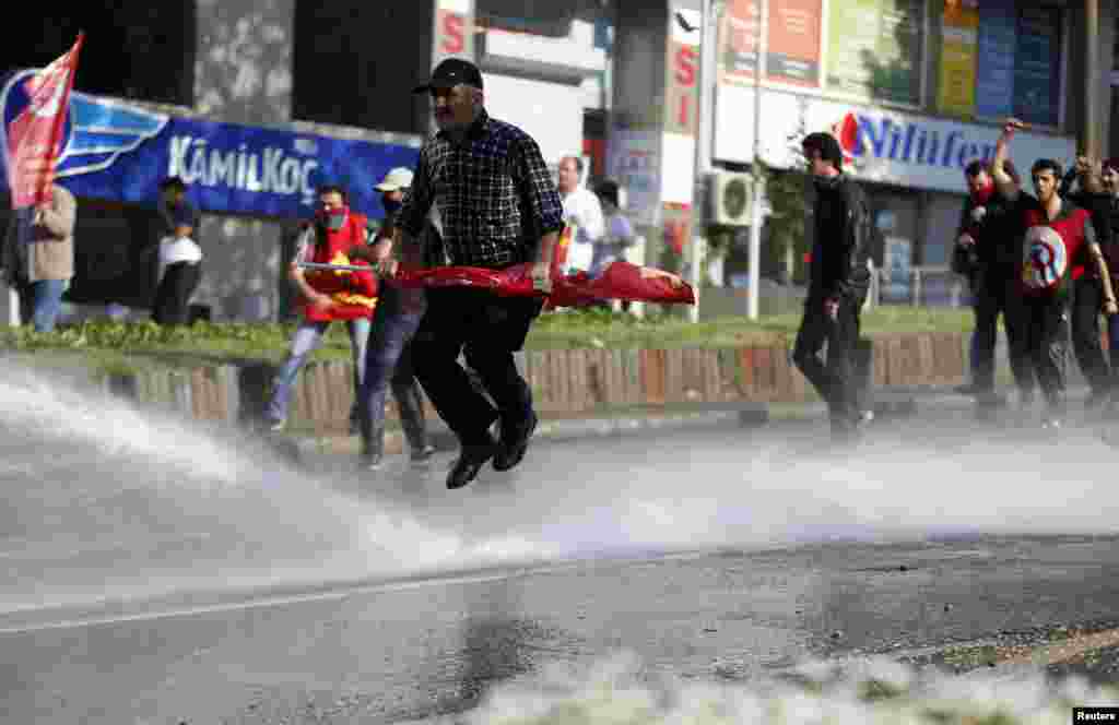 T&uuml;rkiyə, İstanbul. 1 Mayı qeyd etmək &uuml;&ccedil;&uuml;n Taksim Meydanına girmək istəyənlərlə polis arasında qarşıdurma. H&ouml;kumət bu tədbirə icazə verməyib. 1 may 2013