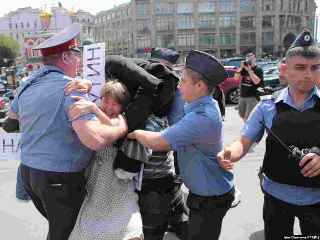 Пятеро активистов были задержаны.