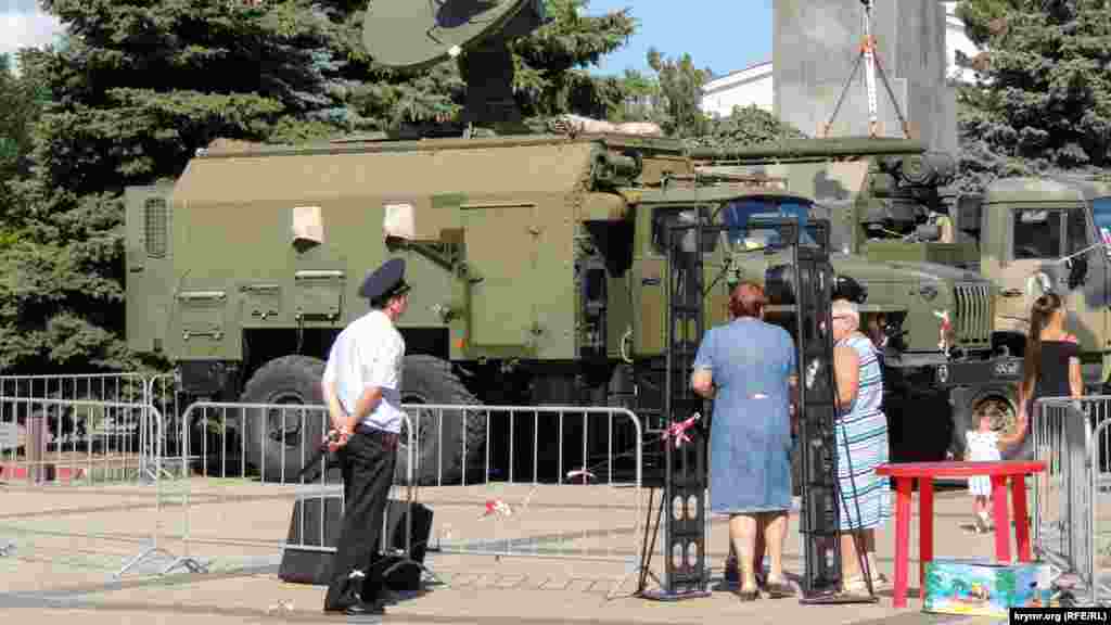 Вход на выставку российской военной техники на центральной площади им. Ленина в Керчи производили только через них