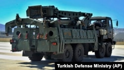 Türkiyənin Mürted hərbi hava limanında Rusiya istehsalı S-400 komponentlərinin daşınması (Arxiv fotosu) 