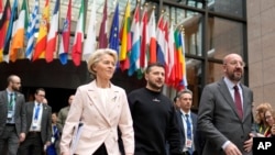 Ursula von der Leyen (solda), Volodimir Zelenski və Aİ Şurasının Prezidenti Şarl Mişel