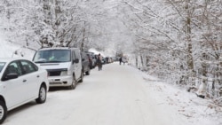 Автомобили паркуются прямо вдоль дороги