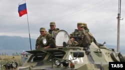 Грузия, 6 августа 2008 года. Российские военные на административной границе между Южной Осетией и основной частью грузинской территории