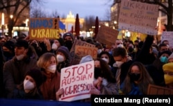 Акция протеста против российской агрессии в Украине у здания посольства России в Берлине