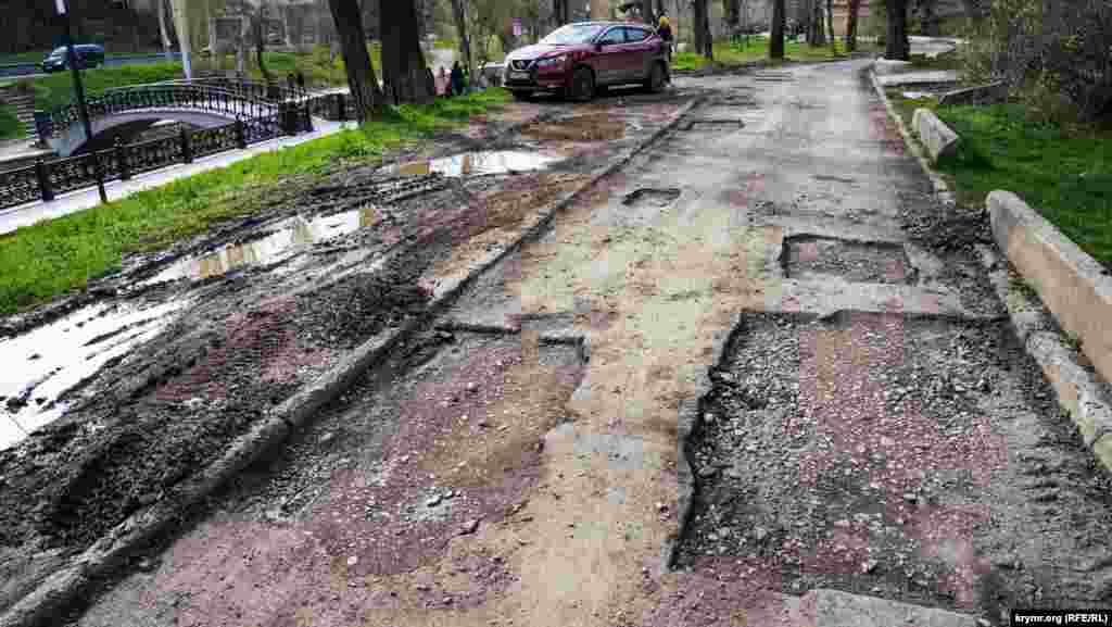 А вот у набережной Салгира, в районе улицы Гаспринского, судя по всему, ограничатся ямочным ремонтом