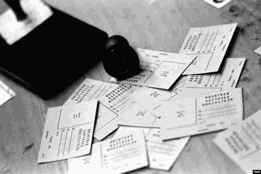 Russia -- the consumer (buyer, customer) card, allowed to buy things in Moscow shops during the deficiency, shortage of 1990