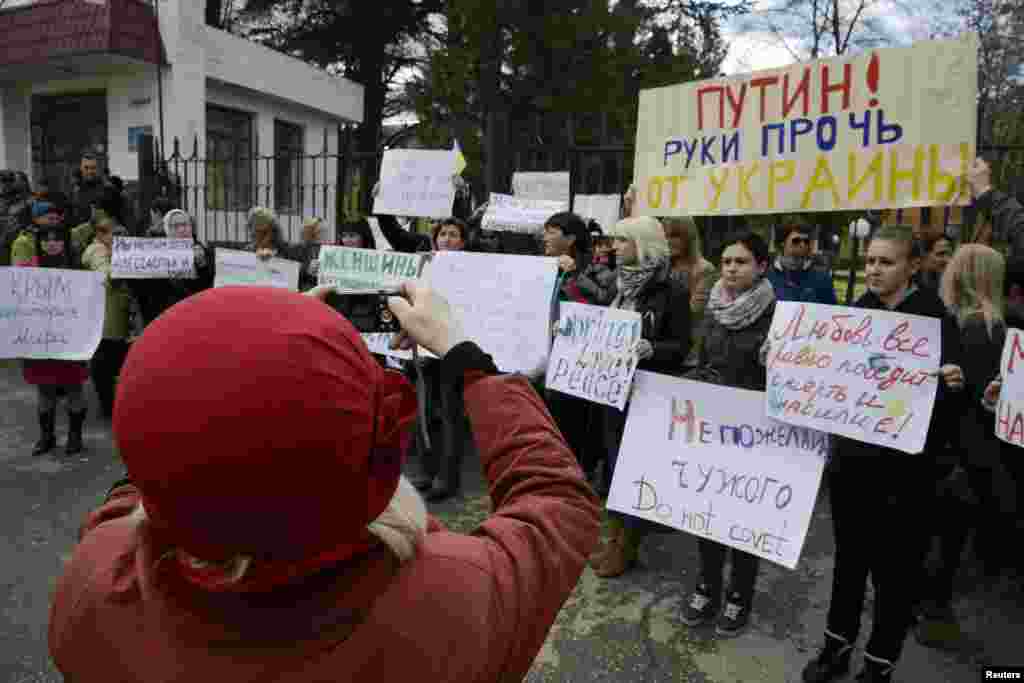 В Симферополе в среду 5 марта группа молодых девушек провела пикет в поддержку военнослужащих Вооруженных сил Украины возле штаба войск береговой обороны Военно-морских сил Украины.