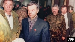 Ruslan Xasbulatovun parlament binasında həbsi. Moskva. 1993