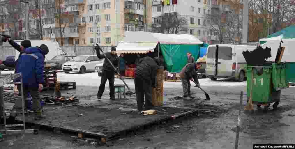 Накануне здесь сгорела торговая палатка с овощами.