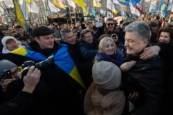 Петр Порошенко общается с демонстрантами во время митинга 8 декабря на Крещатике в центре Киева