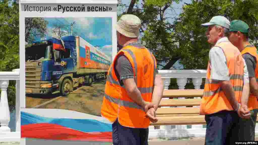 В Севастополе на Приморском бульваре установили банеры с фотографиями событий 2014 года под общим заголовком &laquo;История &laquo;Русской весны&raquo;