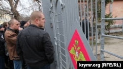 Люди у российского военкомата в Симферополе, архивное фото 