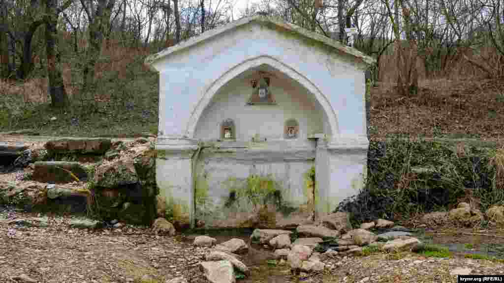 Родник Таш-Чешме в центре села &ndash; единственный источник воды. Газа в Морозовке нет, но хоть электричество в наличии. Сигнал мобильной связи удается поймать не везде. Об этих проблемах газета &laquo;Слава Севастополя&raquo; писала еще в 2009 году, но с тех пор ничего не изменилось