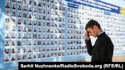 Между оккупированными и свободными территориями Украины уже есть одна стена - Стена Памяти погибших защитников Украины на ограде Михайловского Собора в Киеве 