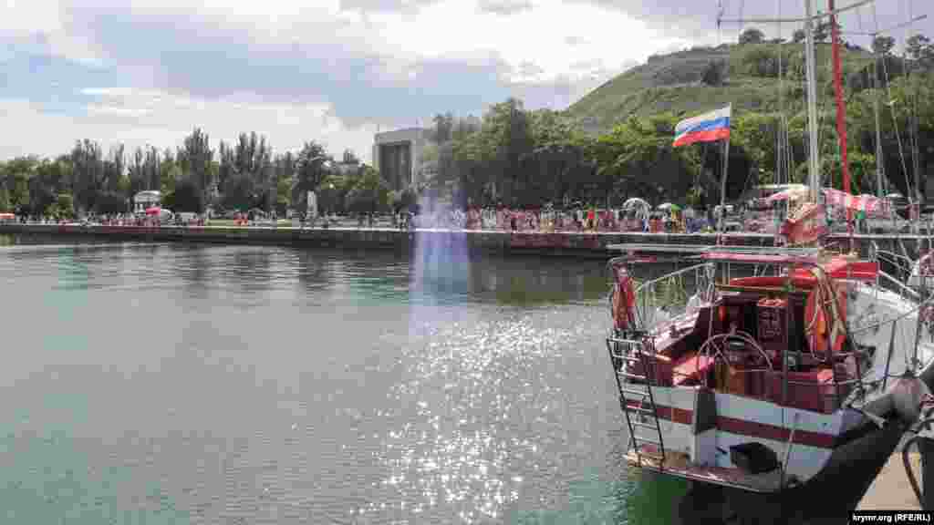 В этот день в городе были запланированы спортивные мероприятия, морской парад, выставка сувенирной продукции, семейный фестиваль-конкурс тельняшек, конкурс шашлыков и концерт.