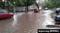 Потоки воды на симферопольской улице после сильного ливня. Архивное фото 