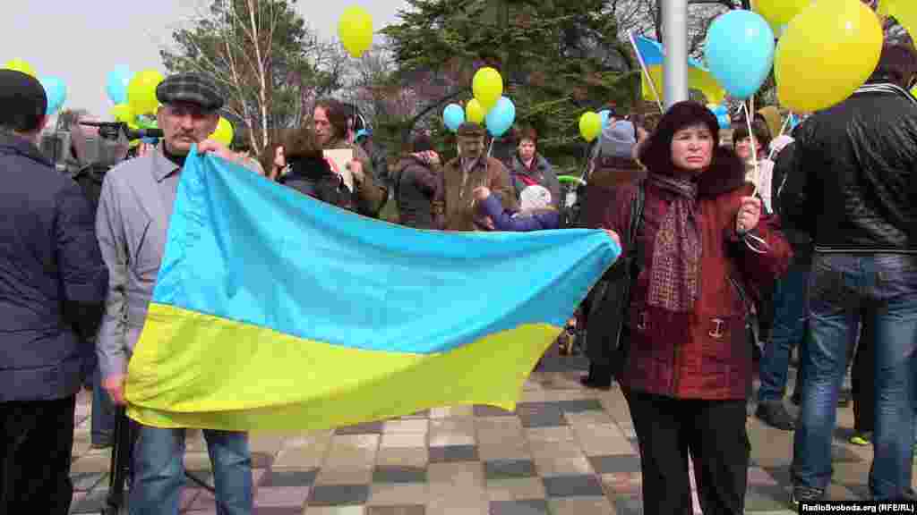 Митинг против российской оккупации у памятника Тараса Шевченко, Симферополь, 9 марта 2014 года