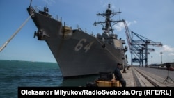 Рядом с ракетным крейсером в Одесском порту стоит эсминец ВМС США