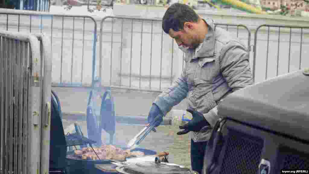 Местные предприниматели организовали зону &laquo;быстрого перекуса&raquo; для тех, кто проголодался