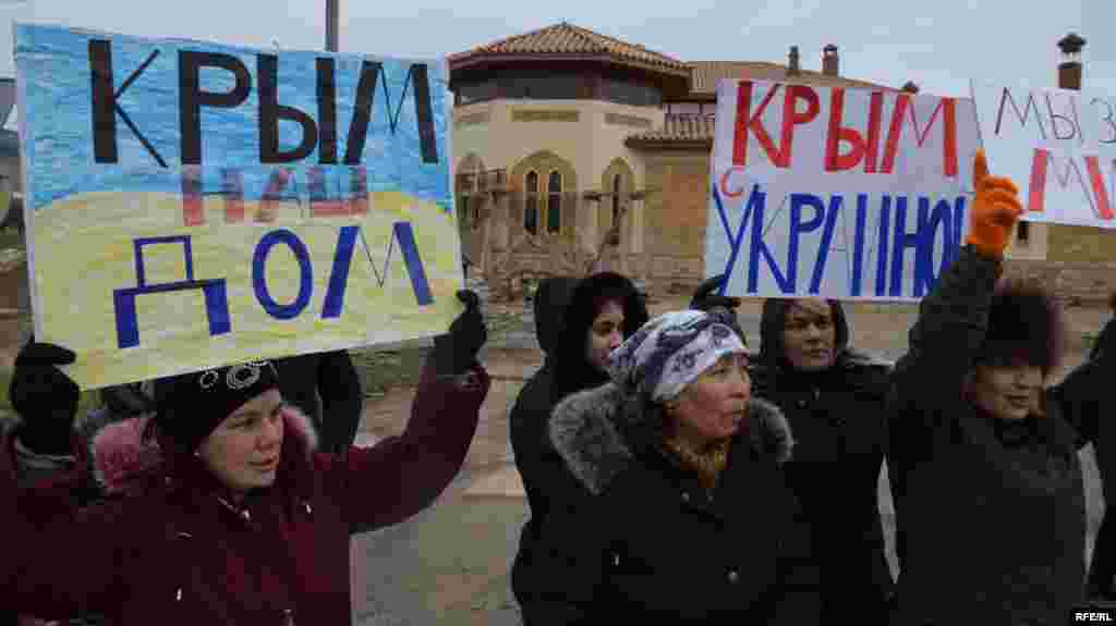 Женщины на митинге против войны за единство Украины, Симферополь, 8 марта 2014 года