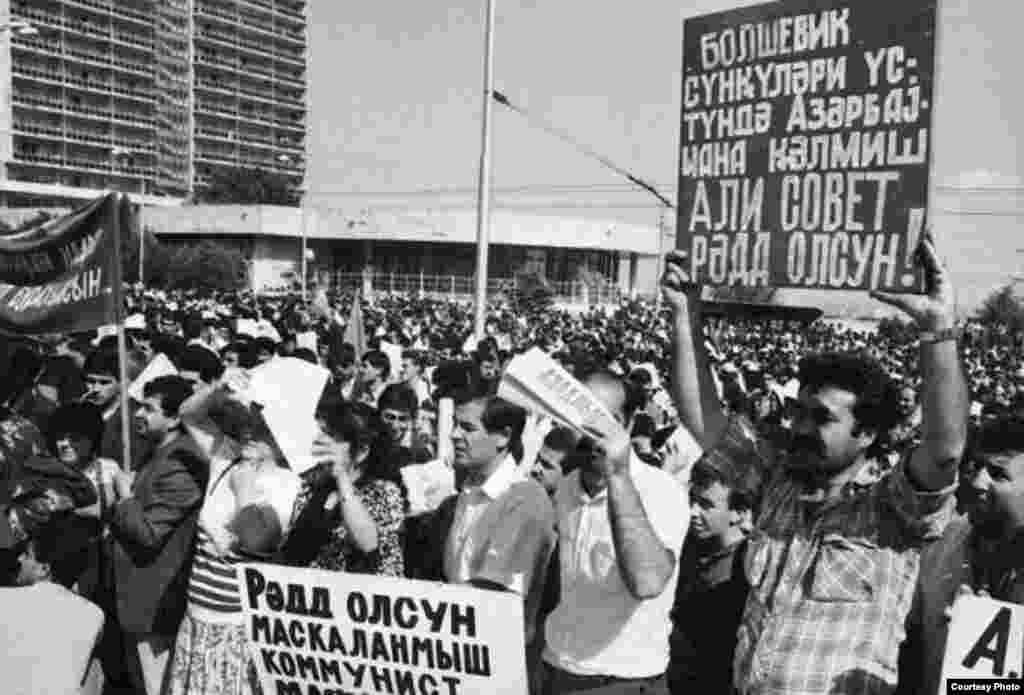 O zamankı Ali Sovetin binası qarşısında etiraz aksiyası.&nbsp;