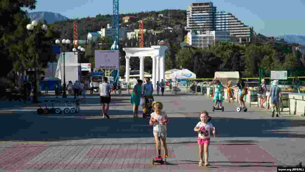 Небольшой уютный город, пляж с мелкой галькой, зелень в скверах, извилистые улочки