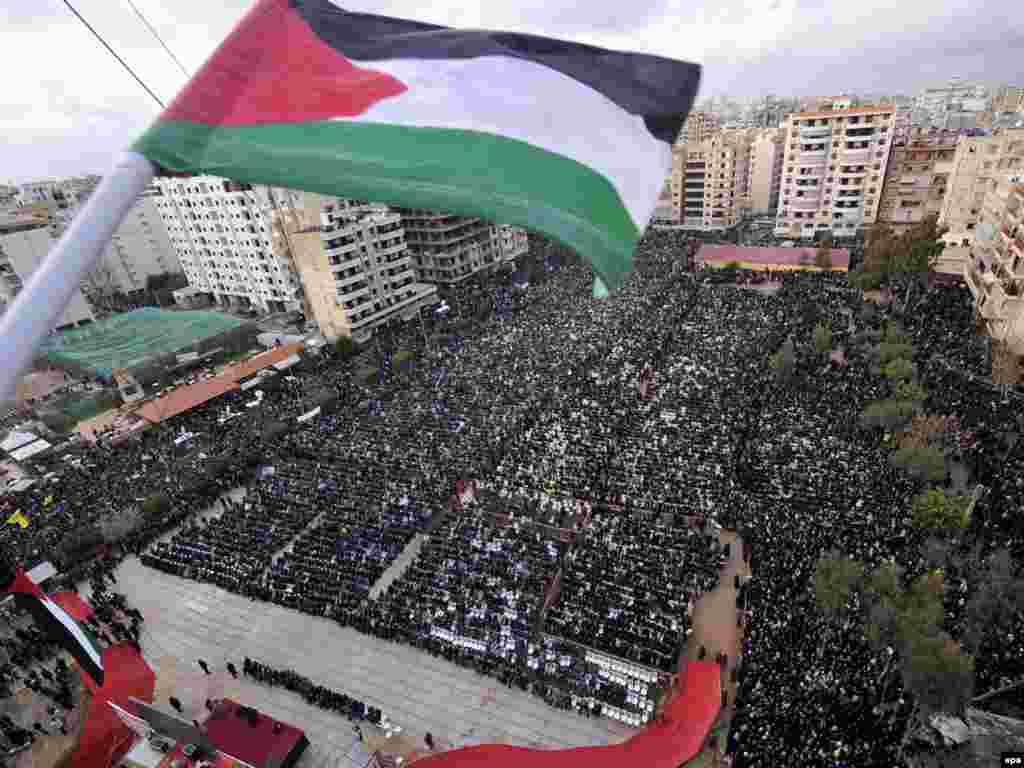 Митинг против израильских атак в секторе Газа, организованный Хезболлой в Бейруте, Ливан, 29 декабря 2008.