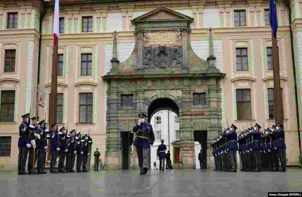 Церемония смены караула в полдень