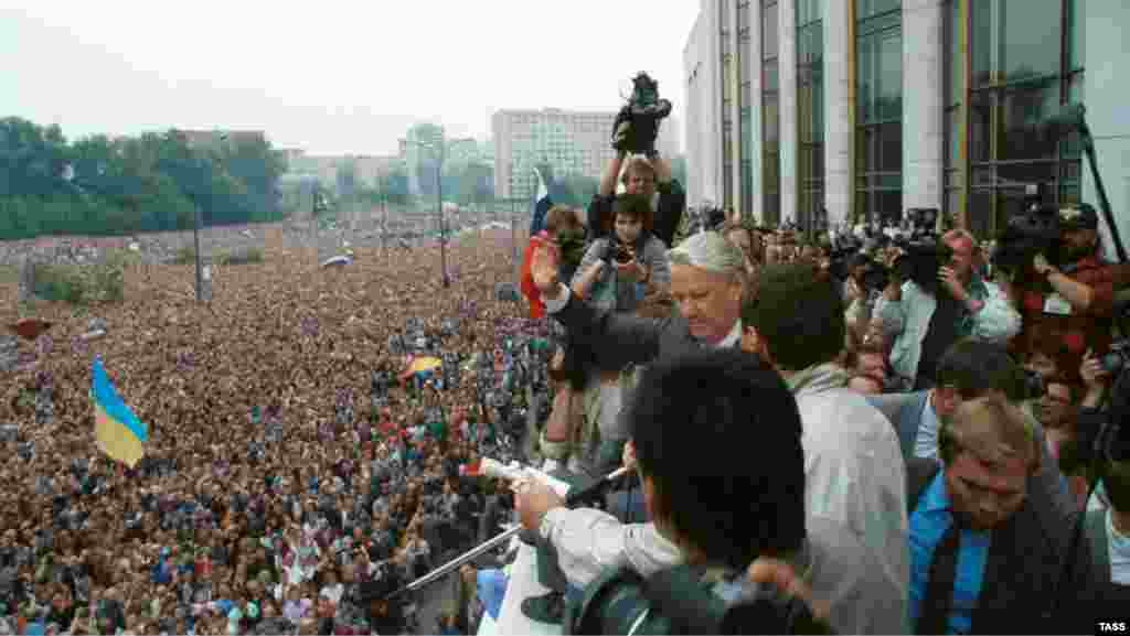 Выступление президента РСФСР Бориса Ельцина на митинге в Москве, 20 августа 1991 год. На митинге развеваются и украинские флаги, на переднем плане &ndash; сине-желтый флаг, а на заднем &ndash; красно-черный. Украинцы активно участвовали в массовых акциях в Москве, которые, в конечном итоге, привели к распаду &laquo;Советской империи&raquo;. В частности, с 1989 года в Москве действовала организация под названием &laquo;ОУН-РУХ&raquo;