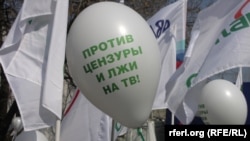 Лозунг на митинге против цензуры на российском телевидении, 14 апреля 2012 года