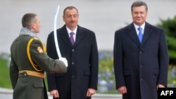 Ukraine -- President Viktor Yanukovych (R) and his Azerbaijani counterpart Ilham Aliyev review a guard of honor during a welcoming ceremony at the start of Aliyev's two-day official visit to Ukraine, in Kyiv, November 18, 2013