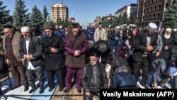 Молитва участников акции протеста в городе Магас, Ингушетия, Россия, 7 октября 2018 года