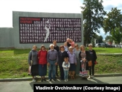 Владимир Овчинников с паломниками Свято-Филаретовского института возле баннера "Расстрелянное будущее"