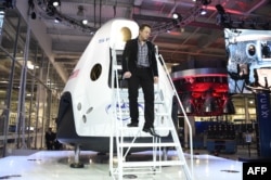 Генеральный директор SpaceX Илон Маск представил новый космический аппарат Dragon V2 в городе Хоторн, штат Калифорния, 29 мая 2017 года